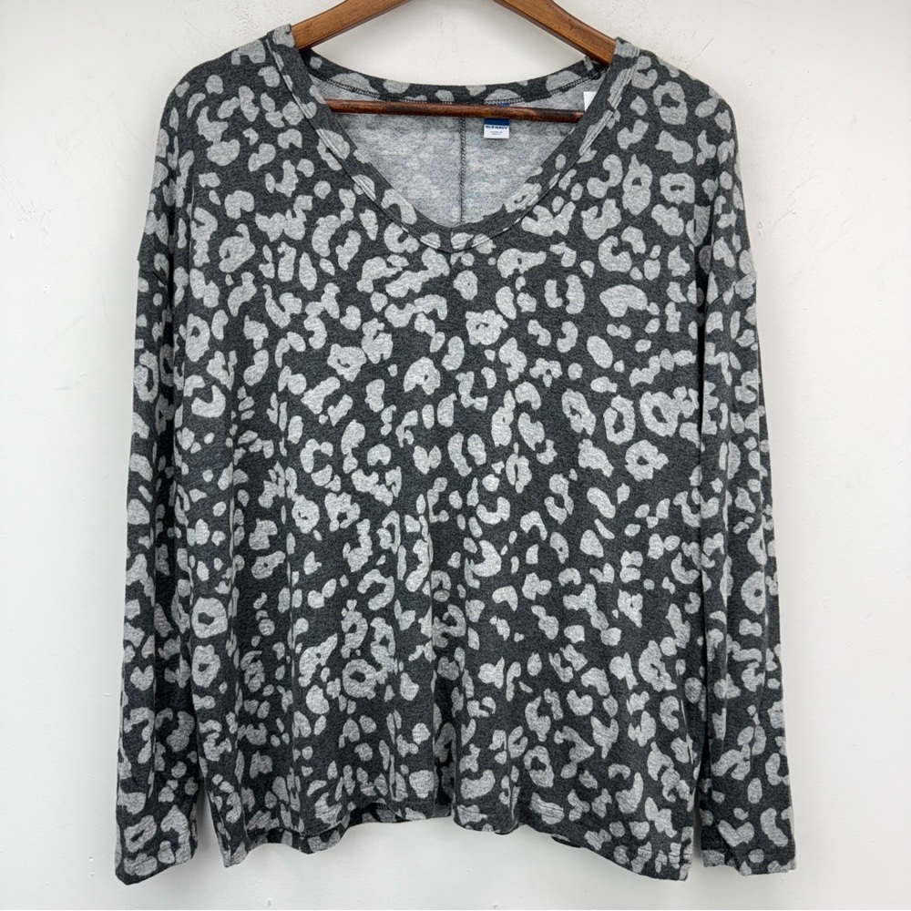 Old Navy size Medium Women’s Gray Leopard Print Long Sleeve V-neck Top